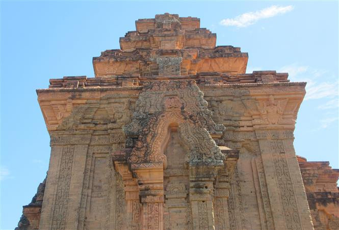 À Ninh Thuân, les visiteurs auront l’occasion de contempler et de découvrir des temples et des tours des Cham conservés actuellement assez intacts comme le complexe des tours de Hoà Lai. Photo: VNA 