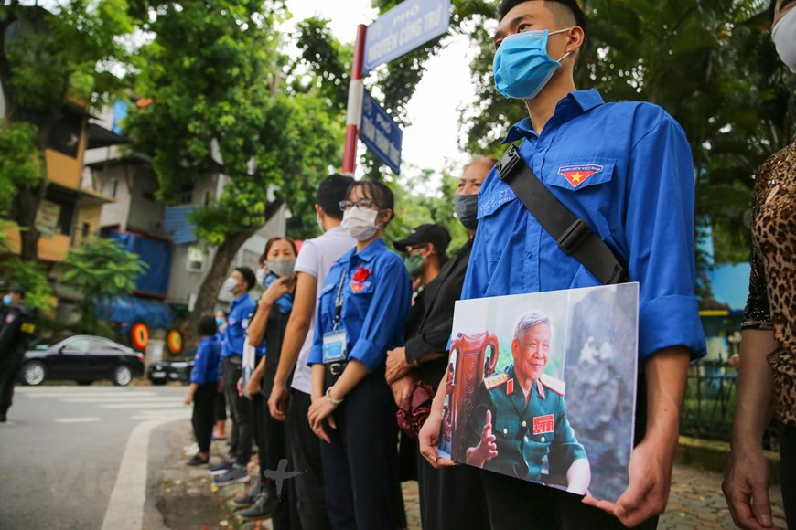 Les 14 et 15 août, des délégations de différents ministères et organes laotiens, d’organisations internationales et ambassades à Vientiane, ainsi que des Vietnamiens vivant et travaillant au Laos, sont venus à l’ambassade du Vietnam pour présenter leurs condoléances. Au Cambodge, dans la matinée du 14 août, l’ambassade du Vietnam a organisé l’hommage et la cérémonie commémorative de l’ancien secrétaire général du PCV Le Kha Phieu. Les cadres et employés de l’ambassade, des Viet kieu, des entreprises vietnamiennes investissant au Cambodge et des étudiants vietnamiens suivant des cursus dans ce pays, y ont participé. Après la cérémonie commémorative, plusieurs personnalités cambodgiennes dont le vice-président du Sénat Sim Ka ; le président de la Commission d'inspection du Parti du peuple cambodgien (PPC), Ek Sam Ol, ont dirigé des délégations pour rendre un dernier hommage au défunt. Photo : VNA