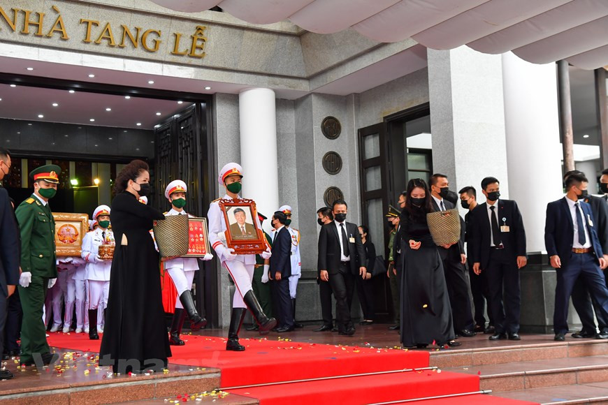 Un deuil national de 2 jours a été décrété pour les 14 et 15 août. Durant ces deux jours, les drapeaux ont été mis en berne et toutes les activités de loisir et de distraction ont été suspendues. Près de 660 délégations de dirigeants du Parti et d'État, de nombreux ministères et localités, des forces armées populaires et de bureaux diplomatiques, ainsi que des représentants d'organisations internationales ont rendu hommage à l’ancien secrétaire général du Parti communiste du Vietnam (PCV) Lê Kha Phiêu, lors du deuil national tenu à Hanoï, Ho Chi Minh-Ville, et sa province natale de Thanh Hoa (Centre), le 14 août. Photo : VietnamPlus 