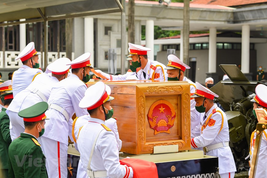 Le cercueil de l’ancien secrétaire général du Parti Lê Kha Phiêu a été solennellement placé dans le char funèbre. Son décès a été annoncé dans un communiqué spécial rendu public par le Comité central du Parti communiste du Vietnam (PCV), l’Assemblée nationale vietnamienne, le président du Vietnam, le gouvernement du Vietnam, et le Comité central du Front de la Patrie du Vietnam. Le Comité chargé de ses funérailles est dirigé par le secrétaire général du Parti et président vietnamien, Nguyên Phu Trong, et comprend 34 autres membres. Les hommages, la cérémonie commémorative et l’enterrement ont été retransmis en direct sur la Télévision du Vietnam (VTV) et la Voix du Vietnam (VOV). Photo : VietnamPlus