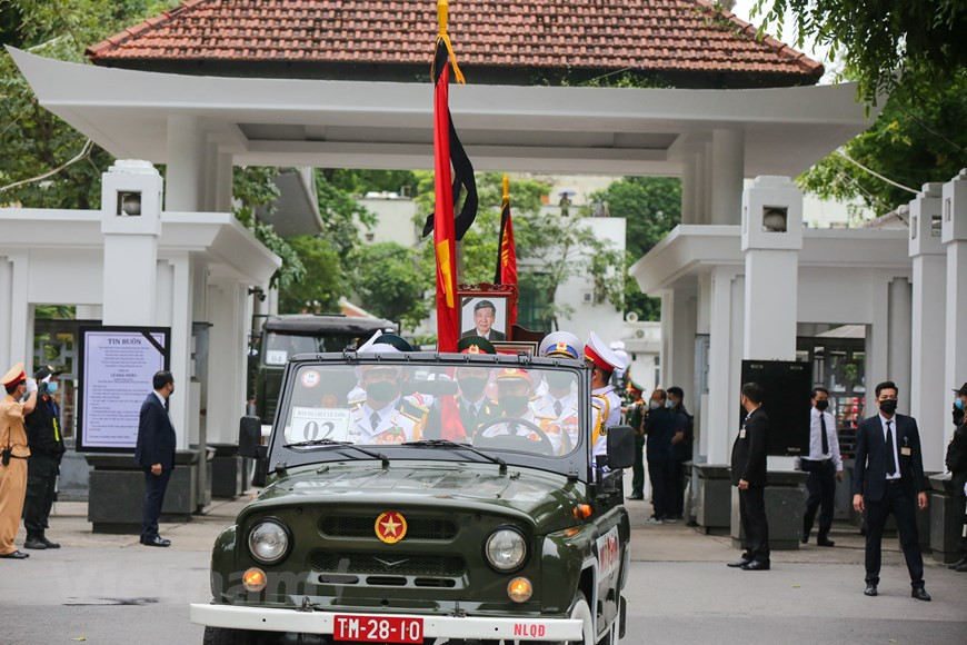 Le char funèbre transportant le cercueil de l’ancien secrétaire général du Parti Lê Kha Phiêu quitte la Maison funèbre nationale pour aller au cimetière Mai Dich à Hanoï. Après le décès de l’ancien secrétaire général du Parti communiste du Vietnam Lê Kha Phiêu, l’ancien secrétaire général du Parti populaire révolutionnaire et ancien président du Laos et ancien ministre laotien de la Défense, Chummaly Sayasone, a exprimé des impressions profondes sur l'ancien secrétaire général du Parti communiste du Vietnam Lê Kha Phiêu. Chummaly Sayasone a exprimé ses regrets en apprenant le décès du camarade Lê Kha Phiêu. Il a déclaré que c'était une grande perte pour le Parti, l'État et le peuple du Vietnam ainsi que pour sa famille. Photo : VietnamPlus
