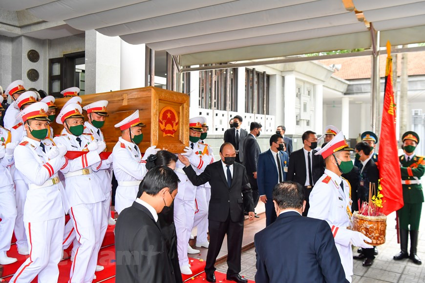 Le général de corps d'armée Lê Kha Phiêu est né le 27 décembre 1931 dans la commune de Dông Khê, district de Dông Son, province de Thanh Hoa (Centre). Tout au long de sa vie, il a assumé plusieurs postes au sein de l’Armée populaire du Vietnam (APV) dont il a été notamment président du Département général de politique. Il a été élu secrétaire général du Comité central du Parti communiste du Vietnam (PCV) lors du quatrième Plénum du Parti du huitième mandat et a assumé ce poste de décembre 1997 à avril 2001. Il a été député de la dixième législature de l’Assemblée nationale du Vietnam (AN). Photo : VietnamPlus