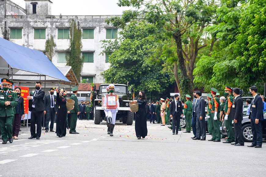 A la nouvelle du décès de l’ancien secrétaire général du Comité central du Parti communiste du Vietnam Lê Kha Phiêu, des dirigeants de Chine, du Laos, du Cambodge et de Cuba ont adressé des messages de condoléances aux dirigeants du Parti, de l'Etat et au peuple vietnamiens, ainsi qu'à la famille du défunt. Ils ont salué les grandes contributions de l’ancien secrétaire général du Parti Lê Kha Phiêu au développement, à l’industrialisation et à la modernisation du Vietnam. Le 15 août 2020, une haute délégation du Cambodge conduite par le président de l’Assemblée nationale du Cambodge, Samdech Heng Samrin, est venue rendre hommage à l’ancien secrétaire général Lê Kha Phiêu. Photo : VietnamPlus