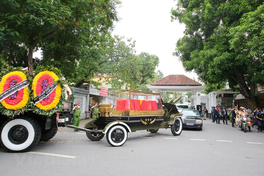 Des dirigeants laotiens, dont le secrétaire général du Parti populaire révolutionnaire du Laos (PPRL) et président Bounhang Vorachith, la présidente de l’Assemblée nationale Pany Yathotou, le vice-Premier ministre Sonesay Siphandone, sont venus le 14 août à l’ambassade du Vietnam à Vientiane pour rendre un dernier hommage à l’ancien secrétaire général du Parti communiste du Vietnam (PCV) Le Kha Phieu. Dans le registre de condoléances, le secrétaire général du PPRL et président Bounhang Vorachith a affirmé les grandes contributions du défunt au développement et à la défense nationale du Vietnam. Il a souligné que l’ancien secrétaire général du PCV Le Kha Phieu avait eu des contributions importantes à la promotion et à l’intensification de la grande amitié, de la solidarité spéciale et de la coopération intégrale entre le Laos et le Vietnam. Photo : VietnamPlus