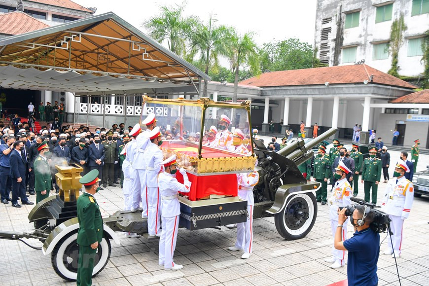 Le char funèbre transportant le cercueil de l’ancien secrétaire général du Parti Lê Kha Phiêu a traversé plusieurs rues principales de la capitale. Pendant ses plus de 70 ans d’activités révolutionnaires, Le Kha Phieu a eu de grandes contributions à la Révolution du Parti et de la nation. Il a obtenu l’Ordre de l’Etoile d’Or, l’insigne “70 ans de membre du Parti” et plusieurs autres distinctions honorifiques vietnamiennes et étrangères. Son décès est une grande perte pour le Parti, l’État et le peuple vietnamiens. Le secrétaire général du Parti et président vietnamien, Nguyên Phu Trong, a envoyé une gerbe de fleurs pour rendre hommage à l’ancien secrétaire général du Parti Lê Kha Phiêu qui s’est éteint le 7 août, à l’âge de 89 ans. Photo : VietnamPlus
