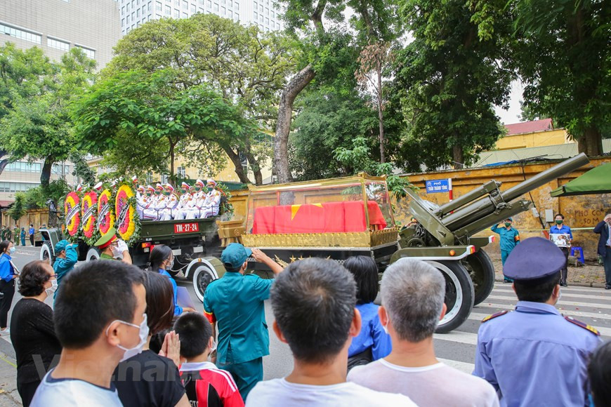 De nombreux habitants sont venus dire adieu à l’ancien secrétaire général du Parti communiste du Vietnam Lê Kha Phiêu. Les ambassades du Vietnam en République de Corée, en Russie, en Australie, en France, en Italie, en Chine, en Afrique du Sud et à Israël ont organisé le 14 août des cérémonies funéraires en hommage de l’ancien dirigeant du Parti communiste du Vietnam Lê Kha Phiêu. Le même jour, des cérémonies similaires ont eu lieu en France, en Italie, à Hong Kong, à Kunming en Chine, et dans plusieurs autres pays pour montrer leur respect à l'ancien secrétaire du Parti communiste du Vietnam Le Kha Phieu. Photo : VietnamPlus