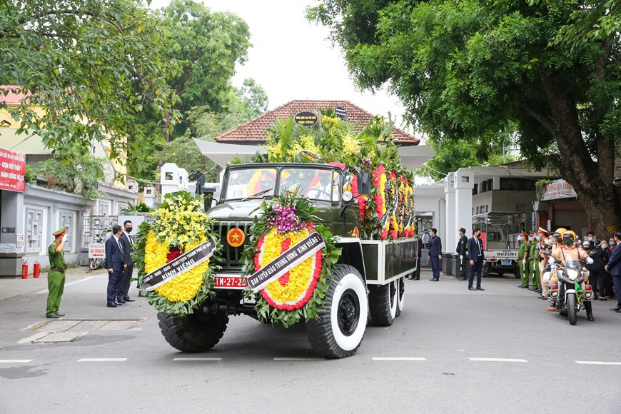 Selon lui, pendant la période où il occupait un poste de direction dans l'armée, le camarade Le Kha Phieu a toujours souhaité rencontrer les hauts dirigeants du Laos et échanger avec eux, y compris l'ancien secrétaire général et ancien président du Laos Chummaly Sayasone qui était alors ministre de la Défense. Les deux parties se sont rencontrées et ont échangé à plusieurs reprises dans un esprit de camaraderie et de travail d'équipe. Le camarade Le Kha Phieu a contribué considérablement à aider le Laos dans la construction des forces, la formation du personnel et d’autres questions liées à la défense et à la sécurité nationales. L'ancien secrétaire général et ancien président du Laos Chummaly Sayasone a adressé ses condoléances aux dirigeants du Parti, de l'Etat, au peuple vietnamiens et à la famille du camarade Le Kha Phieu. Il a souligné qu'il se joindrait aux dirigeants du Parti et de l'Etat du Laos pour poursuivre la cause révolutionnaire, protéger et préserver les relations d'amitié traditionnelle Laos-Vietnam. Photo : VietnamPlus 