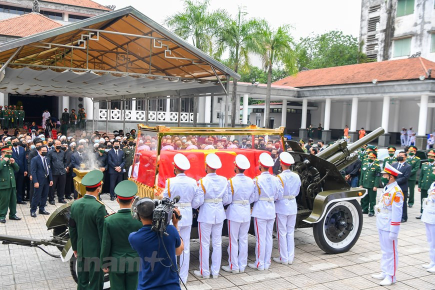 Des délégations du Comité central du Parti, du gouvernement, de l’Assemblée nationale, de la présidence du Vietnam, du Comité central du Front de la Patrie du Vietnam, conduites respectivement par le Premier ministre Nguyên Xuân Phuc, la présidente de l’Assemblée nationale Nguyên Thi Kim Ngân, la vice-présidente vietnamienne Dang Thi Ngoc Thinh, et le président du Comité central du Front de la Patrie du Vietnam, Trân Thanh Mân, sont allées rendre hommage au défunt à la Maison funèbre nationale au 5 rue Trân Thanh Tông à Hanoï. A Hô Chi Minh-Ville et dans la province de Thanh Hoa, de nombreuses délégations de dirigeants et d’organisations locales ont rendu hommage à l’ancien secrétaire général du Parti Lê Kha Phiêu. Photo : VietnamPlus