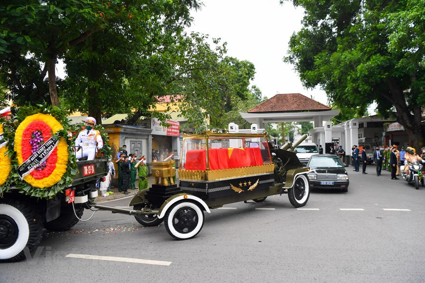 Le 7 août, le Comité central du Parti populaire révolutionnaire du Laos, le président, le gouvernement, l’Assemblée nationale, le Comité central du Front laotien de l’édification nationale ont adressés des messages de condoléances au Comité central du Parti communiste du Vietnam, au président du Vietnam, au gouvernement, à l'Assemblée nationale du Vietnam, au Comité central du Front de la Patrie du Vietnam et à la famille du camarade Lê Kha Phiêu. "Le Parti, l'Etat et le peuple du Laos ont perdu un camarade qui partageait une tranchée, un ami très proche. Il a grandement contribué à la cause révolutionnaire de la libération nationale du peuple laotien, s'est tenu aux côtés de l'armée populaire laotien dans d'importantes campagnes pour remporter la victoire finale en 1975. Photo : VietnamPlus 