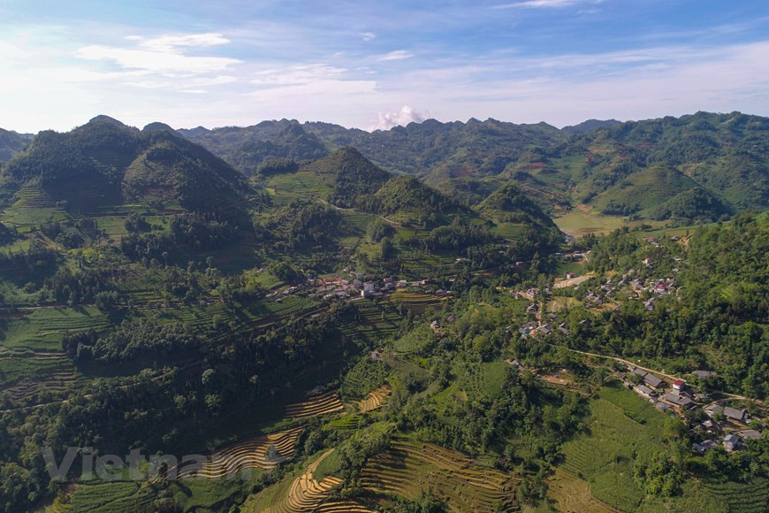 La route qui mène au district de Bac Ha est bordée de rizières en terrasses. De loin, des maisons sur pilotis parsèment les flancs de montagnes. Devant vous, s’offre un paysage magnifique où se mêlent montagnes et forêts. Le district de Bac Ha est peuplé de 14 ethnies minoritaires. Nombreux sont les Mong, les Dao, les Tay et les Nung. Le marché de Bac Ha est un lieu de marchandage mais aussi et surtout un lieu de rencontres et d’échanges culturels des minorités ethniques. Pendant longtemps, Bac Ha a été éclipsé par Sapa, une attraction touristique populaire située à 100 km de là. Photo: VietnamPlus