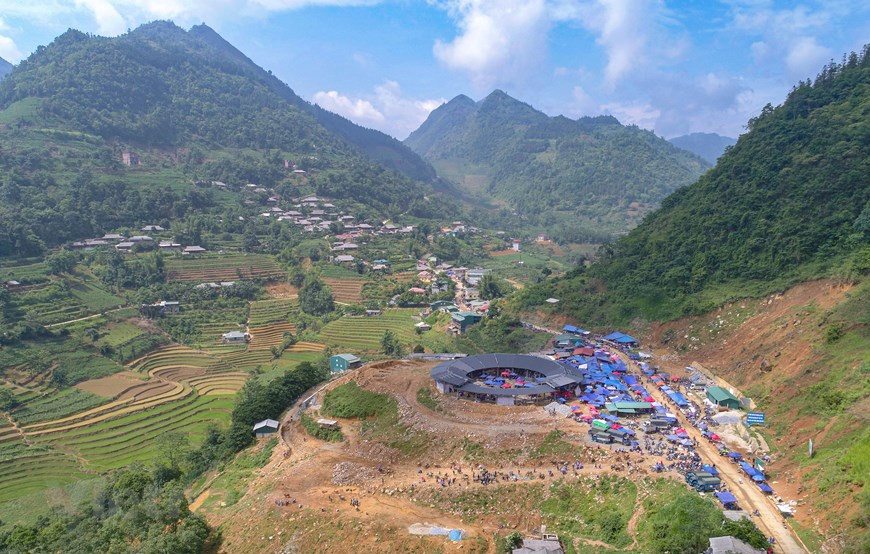 Can Câu est un marché rural ethnique. Il se passe sur le terrain ouvert au flanc d'une montagne, donnant sur le bas de la vallée pittoresque à environ 20 km au nord de Bac Ha. C'est le samedi matin alors que des centaines de gens issus de groupes ethniques, principalement des Hmongs Bariolés, se rassemblent pour vendre leurs produits agricoles et acheter les nécessaires. La partie la plus pittoresque du marché est la section des vêtements avec des chemises, chemisiers, jupes ... ou parties de costumes traditionnels avec des motifs de broderie différents se trouvant sur un fond sombre, mais peut-être la partie la plus intéressante est la section de tabac et de vin quand les acheteurs sont autorisés à goûter le produit et parfois des hommes beaucoup trop ivres pour acheter quelque chose de plus!. Photo: VietnamPlus