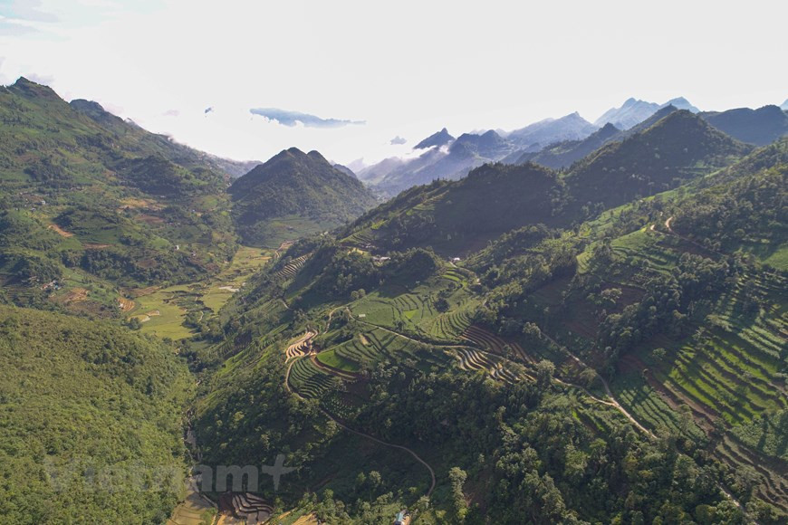 Niché dans les montagnes du nord-ouest, le district de Bac Ha semble moins trépidant que Sapa (toujours dans la province de Lao Cai). Cependant, il semble qu'il séduit autant de voyageurs pour ses parcours discrets et authentiques. Une visite le temps d’un week end vaut le détour pour vous offrir une belle échappée, entre montagnes verdoyantes, rivières, grottes, sites historiques et villages ethniques. Originaire de la langue de l’ethnie Tay, «Pạc ha» signifie «cent bottes de chaume ». A l’époque coloniale, «Pạc ha» se prononce «Pakha» par les Français et puis «Bac Ha» par les Viet jusqu’à maintenant. Surnommé «Plateau blanc» de la région nord-ouest, Bac Ha doit son surnom aux immenses vallées de fleurs de pruniers qui se déploient magnifiquement au printemps. Photo: VietnamPlus