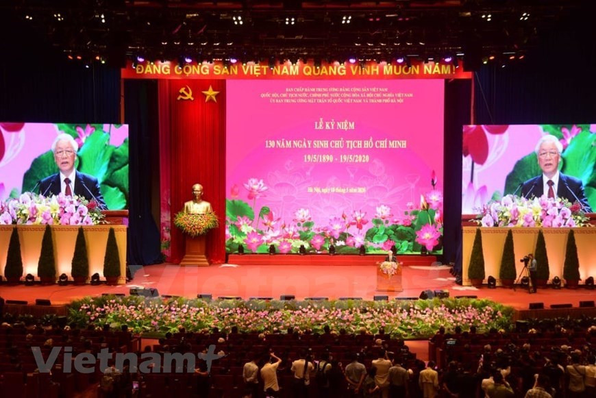 Le secrétaire général du Parti communiste du Vietnam (PCV) et président de la République, Nguyên Phu Trong, prend la parole lors de la cérémonie marquant le 130e anniversaire de la naissance du Président Hô Chi Minh, le 18 mai dans la capitale. Plusieurs autres dirigeants du Parti et de l'Etat assistent également à l'événement. Avant la cérémonie, les dirigeants vietnamiens sont allés rendre hommage au Président Ho Chi Minh en son mausolée sur la place Ba Dinh à Hanoï, avant d'offrir de l'encens au Mémorial des Héros morts pour la Patrie dans la rue Bac Son, situé près du mausolée du Président Ho Chi Minh. Photo: VietnamPlus