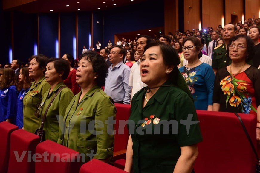 Les couches de la population asistent le 18 mai à Hanoï à la cérémonie célèbrant le 130e anniversaire du Président Hô Chi Minh. En affirmant que la démocratie est la nature même du régime socialiste, le Parti communiste du Vietnam (PCV) est une fois de plus à l’unisson du Président Hô Chi Minh. "La pratique de la démocratie est un passe-partout permettant de résoudre toutes les difficultés", avait coutume de dire ce dernier... Le Président Hô Chi Minh a toujours insisté sur la nécessité, pour les dirigeants, d’être à l’écoute des membres du Parti et du peuple. Lors de son VIIe Congrès national, en 1991, le Parti a adopté un programme de transition vers le socialisme, programme qu’il a complété lors du Congrès national de 2011. Dans ce programme, il a mis l’accent sur la promotion de la démocratie dans la vie sociale. Photo: VietnamPlus