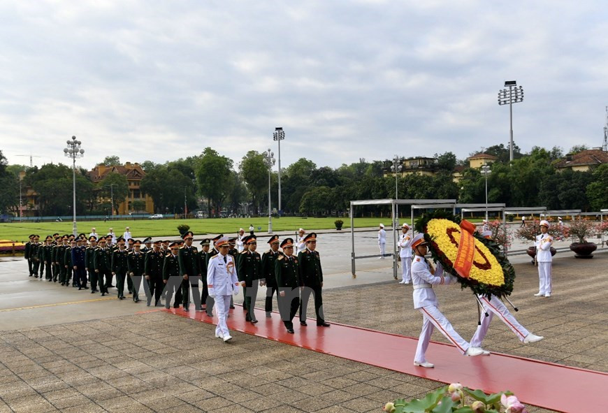 La délégation de la Commission militaire centrale (au sein du ministère de la Défense) a déposé une gerbe de fleurs devant le mausolée du Président Hô Chi Minh et a rendu hommage au grand leader, avant d’aller présenter des offrandes d’encens au Mémorial des héros morts pour la Patrie dans la rue Bac Son. Le Président Hô Chi Minh fonda le 22 décembre 1944 la première force principale des forces armées - brigade de propagande de l'Armée de libération du Vietnam. Au cours des 75 dernières années, l’Armée populaire du Vietnam n'a cessé de se renforcer, montrant toujours une bravoure ferme et un esprit indomptable et poursuivant avec persévérance l'objectif de l'indépendance nationale et du socialisme. Photo: VietnamPlus