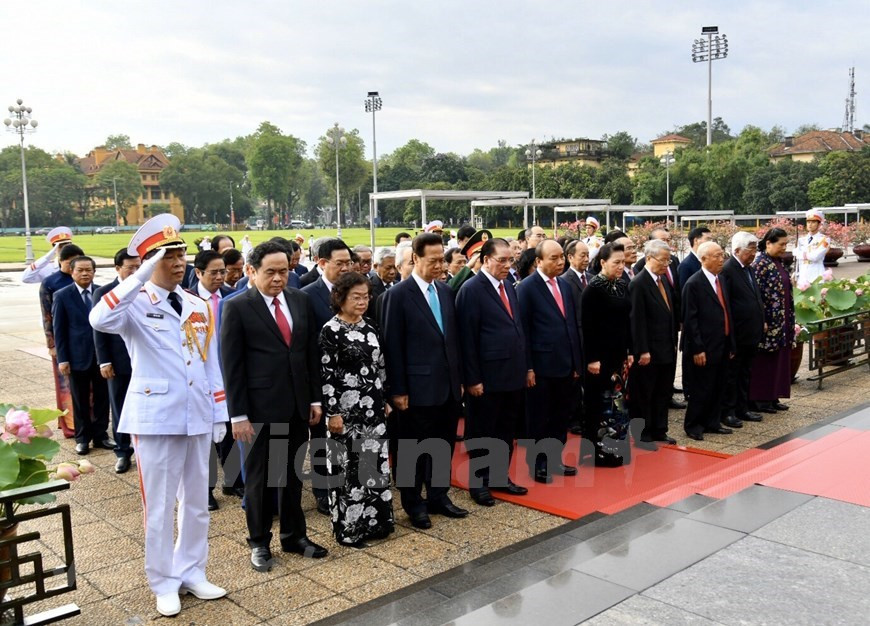 Avant la cérémonie, les dirigeants vietnamiens ont rendu hommage au Président Hô Chi Minh en son mausolée, en y déposant une gerbe de fleurs avec l’inscription "Se souvenir à jamais du grand Président Hô Chi Minh", avant de faire des offrandes d’encens au Mémorial des héros morts pour la Patrie dans la rue de Bac Son de la capitale. La délégation comprenait notamment le Premier ministre Nguyên Xuân Phuc, la présidente de l'Assemblée nationale Nguyên Thi Kim Ngân, l’ancien secrétaire général du Parti, Nông Duc Manh, l’ancien président de la République, Trân Duc Luong, les ex-présidents de l’Assemblée nationale, Nguyên Van An et Nguyên Sinh Hùng, et le président du Comité central du Front de la Patrie du Vietnam, Trân Thanh Mân. Photo: VietnamPlus