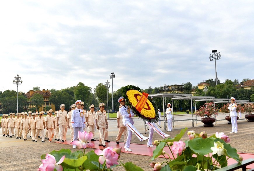 La délégation du Comité central du Parti communiste du Vietnam (PCV) au sein du ministère de la Sécurité a déposé des couronnes de fleurs devant le mausolée du Président Hô Chi Minh et a rendu hommage au grand leader vietnamien. Elle est également allée présenter des offrandes d’encens au Mémorial des héros morts pour la Patrie dans la rue Bac Son dans la capitale de Hanoï. Le mausolée du Président Hô Chi Minh (vietnamien : Lăng Chủ tịch Hồ Chí Minh) est un édifice situé sur la place Ba Dinh à Hanoï au Viêtnam. Il a été construit pour accueillir la dépouille mortelle du grand leader, fondateur de la République démocratique du Vietnam, décédé le 2 septembre 1969. La construction de l'édifice a débuté le 2 septembre 1973. Le mausolée a été inauguré le 29 août 1975. Photo: VietnamPlus