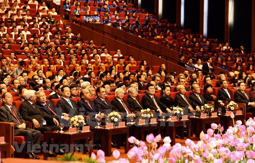 Le secrétaire général du Parti communiste du Vietnam et président de la République, Nguyên Phu Trong, le Premier ministre Nguyên Xuân Phuc, la présidente de l'Assemblée nationale Nguyên Thi Kim Ngân, l’ancien secrétaire général du Parti, Nông Duc Manh, l’ancien président de la République, Trân Duc Luong, les ex-présidents de l’Assemblée nationale, Nguyên Van An et Nguyên Sinh Hùng, et le président du Comité central du FPV, Trân Thanh Mân, ainsi que d’autres dirigeants et des représentants des ambassades de nombreux pays et organisations internationales dans la capitale vietnamienne, sont présents à la cérémonie marquant le 130e anniversaire du Président Hô Chi Minh. Photo: VietnamPlus
