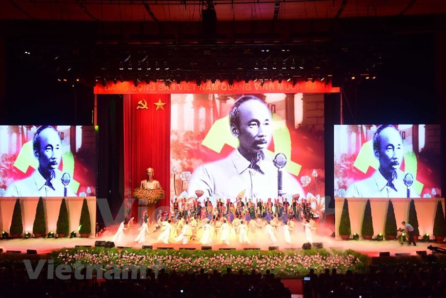 Considérant que ″le Président Hô Chi Minh a été la cristallisation des traditions millénaires de la culture nationale vietnamienne et que ses idées sont l’incarnation des aspirations de tous les peuples à la confirmation de leur identité nationale…″, l’assemblée générale de l’UNESCO a décidé, en sa 24ème session, de commémorer en 1990 le Centenaire de la naissance de celui qui, en 1925, publia son premier ouvrage : ″Le procès de la colonisation française″. De son vrai nom Nguyên Sinh Cung, le grand héros de la Révolution vietnamienne a pris le nom de militant de Nguyên Ai Quoc, avant de devenir le célèbre et respecté Hô Chi Minh, dont l’œuvre, l’action et la pensée – exemples de combativité et de pureté – représentent tant pour tous ceux qui luttent pour le triomphe sur la terre de la liberté, de la justice et de tous les idéaux humanistes. Photo: VietnamPlus 