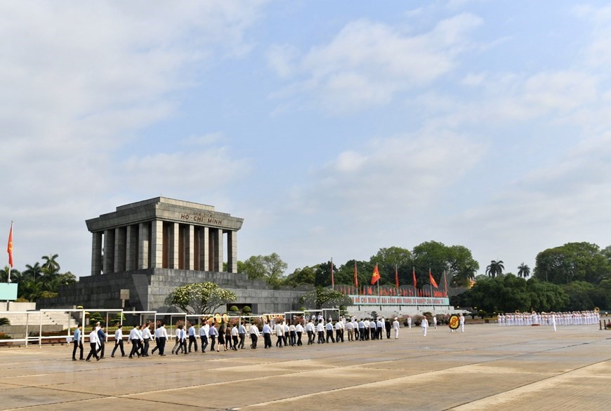 Dans la matinée du 18 mai, des délégations de la Commission militaire centrale (au sein du ministère de la Défense), du Comité central du Parti communiste du Vietnam (PCV) au sein du ministère de la Sécurité et de la ville de Hanoï, ainsi que d’autres délégations de nombreuses localités du pays, ont déposé des couronnes de fleurs devant le mausolée du Président Hô Chi Minh et ont rendu hommage au grand leader vietnamien. Le Président Hô Chi Minh consacra toute sa vie à l’indépendance et à la liberté de son pays, comme au bonheur de son peuple. Il conduisit le Parti et le peuple vietnamiens à des victoires glorieuses. Photo: VietnamPlus