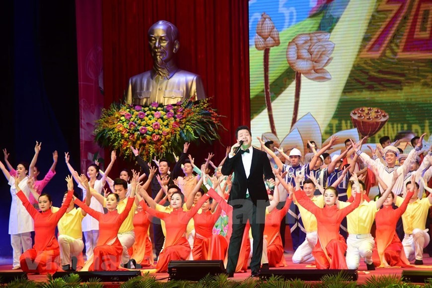 Des artistes au programme artistique dans le cadre de la cérémonie marquant le 130e anniversaire du Président Hô Chi Minh le 18 mai à Hanoï. Les numéros artistiques louent les innombrables contributions du Président Hô Chi Minh et expriment l'immense gratitude du peuple vietnamien envers le grand leader. Le programme vise à souligner les contributions remarquables du Président Hô Chi Minh à la cause révolutionnaire nationale, ainsi qu'à promouvoir la mise en œuvre efficace de la campagne sur l'étude et le suivi de l'idéologie, de la moralité et du style du Président. Les chansons interprétées dans le programme comprenaient celles de compositeurs vietnamiens et étrangers, populaires parmi les différentes générations de Vietnamiens, faisant l'éloge du Président Hô Chi Minh. Photo: VietnamPlus