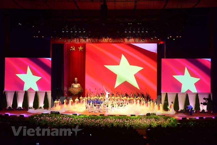 De jeunes artistes se produisent dans le cadre de la cérémonie marquant le 130e anniversaire du Président Hô Chi Minh le 18 mai à Hanoï. Le public a également la chance d'écouter des chansons de groupes ethniques minoritaires exprimant leur gratitude envers le Président Ho Chi Minh pour sa grande dévotion à la nation. Ils ont exprimé son respect envers le Président Hô Chi Minh. "Nous nous souviendrons toujours du Président Hô Chi Minh pour sa force spirituelle, pour sa grande morale, sa vie simple, ses enseignements profonds et son immense amour qui inspirent chacun d’entre nous", ont-ils partagé. Cette célébration a lieu au moment où le pays se prépare au XIIIe Congrès national du Parti. Photo : VietnamPlus