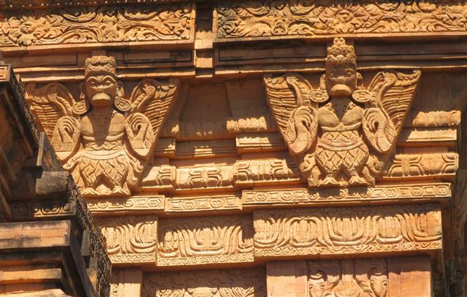 L’extérieur de la tour est décoré de fleurs de lotus, des rainures de différentes directions, des bas-reliefs de lions, d’oiseaux divins Garuda. Photo: VNA
