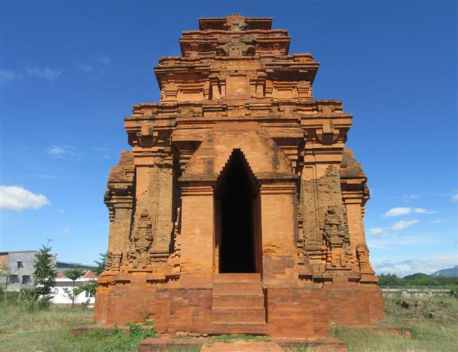 Pour la tour du milieu, on a déterminé le préambule (entrée de la tour), le sol à l’intérieur de la tour, l’assise et les fondations. Le materiau de construction est constitué de briques rectangulaires, de 33-40cm de long, 18-22cm de large, 5-8cm d’épaisseur.