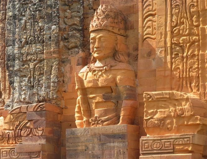 L’extérieur est sculpté directement à la surface des briques. Les dimensions de la tour sont préliminairement estimées, avec 12m à chaque coté. Photo: VNA