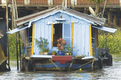 Coquette petite maison sur l’eau à Châu Dôc, dans la province d’An Giang (delta du Mékong).
