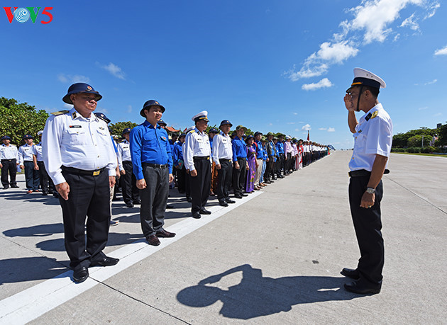 La délégation, conduite par le secrétaire du Comité central de l’Union de la jeunesse communiste Ho Chi Minh, a assisté à la cérémonie de salut du drapeau national et au défilé militaire.