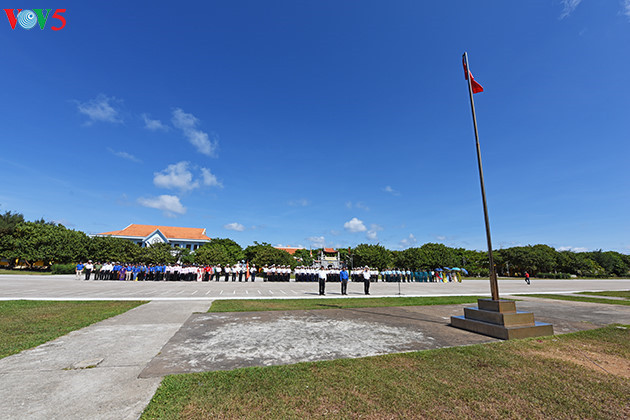 Sous le soleil, le vent et devant les vagues, 10 serments d’honneur ont été solennellement et énergiquement prononcés, traduisant la détermination à défendre solidement la souveraineté nationale et à faire face à tous les défis. Les soldats et les habitants ont ensuite chanté l’hymne national.