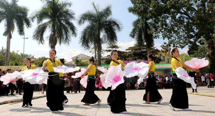 Il y a dix siècles, la danse Xoè était une danse populaire interprétée à l'occasion de l’installation d'hameaux et de villages ou pendant les fêtes de l'ethnie Thaï. Maintenant, elle s’est développée en 36 danses et est devenue un symbole de la solidarité entre les groupes ethniques du Nord-Ouest. Photo: VNP