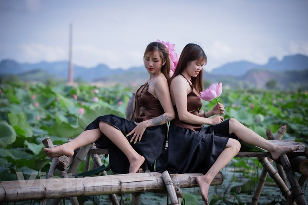 Pour les touristes, le district de My Duc possède plusieurs champs de lotus au parfum inoubliable. C’est entre 7h et 8h du matin que les fleurs de lotus fleurissent de la plus belle des manières. Prendre des photos avec des fleurs de lotus est un des loisirs préférés de plusieurs femmes à l’arrivée de l’été. C’est le cas de Ha et Thuong en provenance de la province de Hoa Binh. Cet étang les a envoutées dès le premier regard. "Je suis une grande amoureuse de la fleur de lotus. Si je souhaite garder et chérir ces souvenirs, il faut que je capture ces inoubliables moments", a confié Ha. Photo : Vietnam+