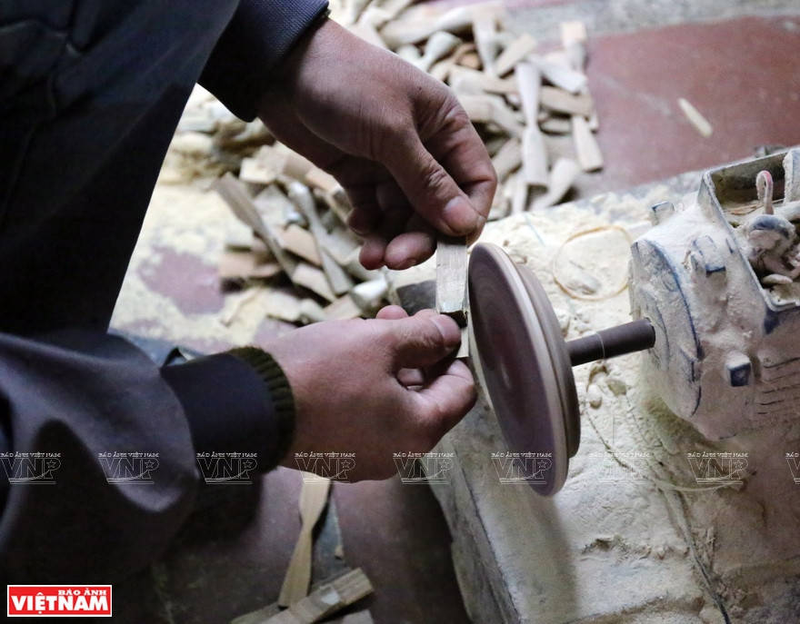 Le corps et les ailes de la libellule sont fabriqués avec une grande précision. Photo : VNP