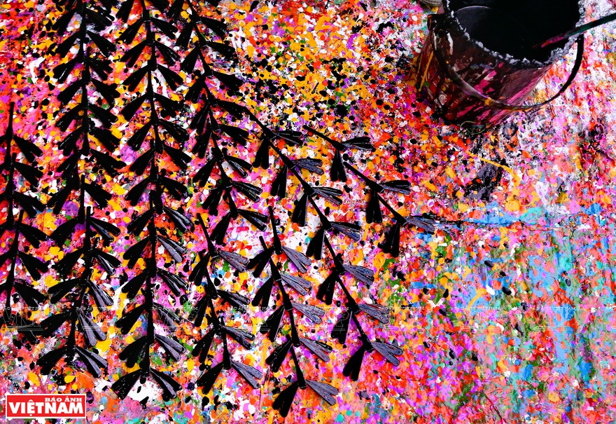 Une fois mises en forme, les libellules seront peintes avec dix couleurs dans la salle de peinture. Photo : VNP