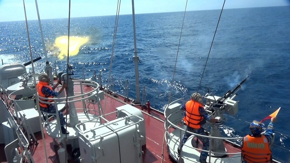 Les soldats font les entraînements au tir à balles réelles en mer. Photo : VNA