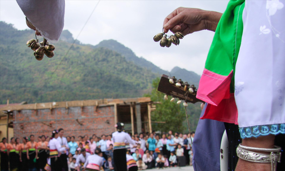 Les instruments utilisés dans le Xoè comprennent tambours, gongs, petites cloches, bâtons de bambou, cymbales et notamment luth Tinh tâu dont les sons battent la mesure, gardent le rythme mais aussi poussent, invitent les habitants des hameaux proches et éloignés à participer. Photo: VNP