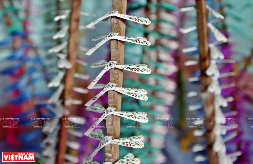 L’artisant doit passer à différentes étapes: création du corps de la libellule, de la tête, des ailes et puis fait joindre les parties. Photo: VNP 