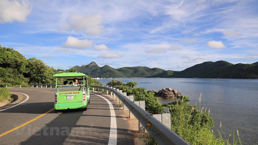 Des touristes exploitent des routes côtières en véhicules électriques. Photo: Vietnam+