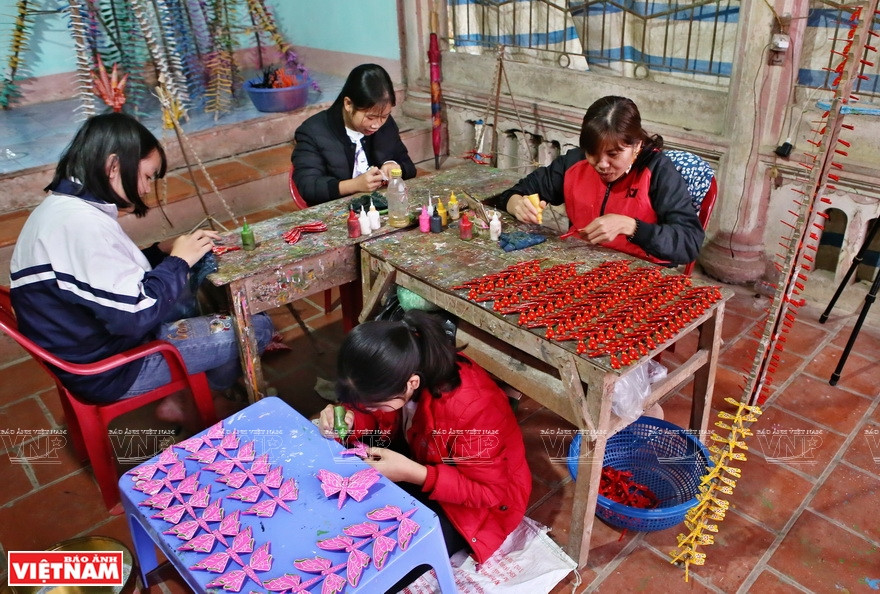 Le village de Thach Xa est situé dans la zone des pagodes de Tay Phuong, district de Thach That, à Hanoi. les artisans fabriquent des libellules en bambou qui sont à la fois simples, familières et attrayantes. Leur particularité est de tenir en équilibre sur n’importe quel support. Photo: VNP