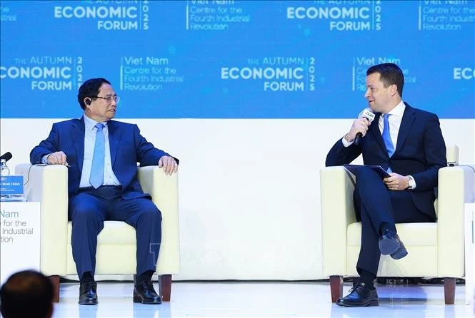Le Premier ministre Pham Minh Chinh (à gauche) dialogue avec le directeur exécutif du Forum économique mondial (WEF) Stephan Mergenthaler, lors de l’événement. Photo : VNA