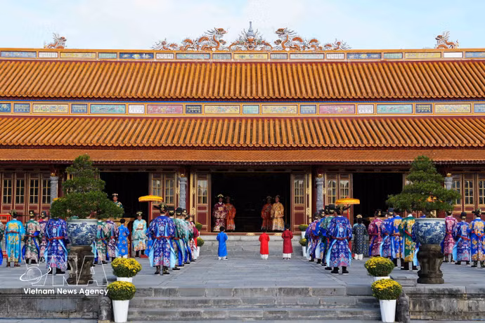 Une cérémonie de cour du Nouvel An lunaire de la dynastie des Nguyên est reconstituée au palais Thai Hoa, dans la citadelle impériale de Huê. Photo : VNA