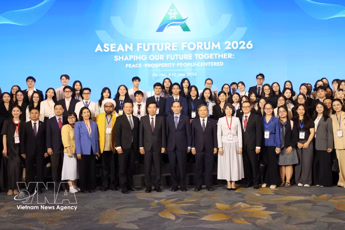 Les délégués posent pour une photo de groupe lors de cérémonie de clôture du Forum de l’avenir de l’ASEAN (AFF) 2026, à Hanoi, le 10 juin. Photo : VNA