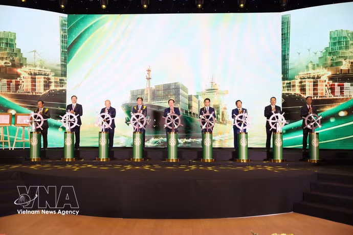 Le vice-Premier ministre Lê Tiên Châu et les délégués lors de la cérémonie de lancement de la zone de libre-échange de Hai Phong, à Hai Phong, le 30 juillet. Photo : VNA