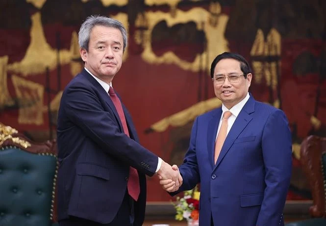 Le Premier ministre Pham Minh Chinh (à gauche) serre la main du PDG de Marubeni Corporation, Masayuki Omoto, à Hanoi, le 14 juillet. Photo : VNA