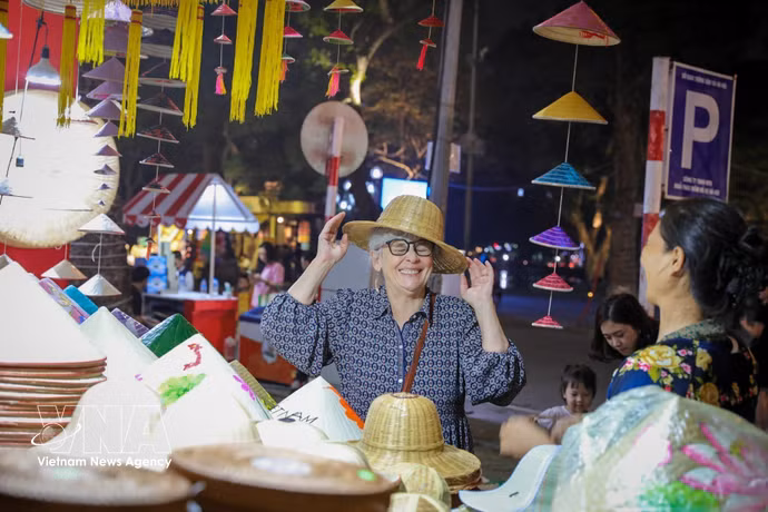 Une touriste étrangère au Festival des cadeaux touristiques de Hanoi 2025. Photo: VNA