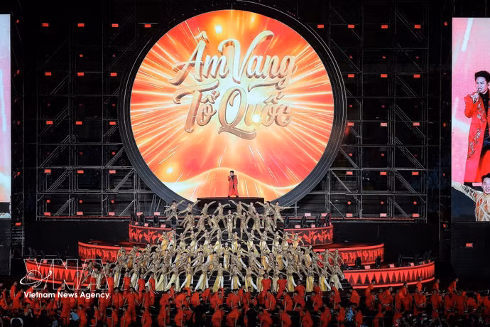 Programme artistique "Échos de la Patrie", à Hanoi. Photo: VNA
