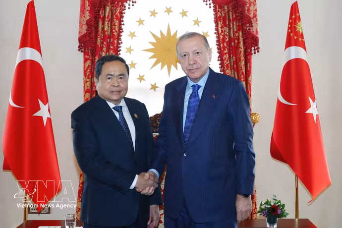 Le président de l’Assemblée nationale du Vietnam, Trân Thanh Mân (à gauche), et le président turc Recep Tayyip Erdoğan se serrent la main, à Istanbul, le 16 avril. Photo : VNA 