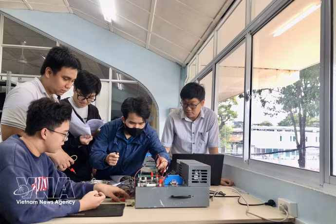 Des étudiants de l'Université de technologie – Université nationale du Vietnam à Hô Chi Minh-Ville s'exercent à des applications de haute technologie. Photo : VNA